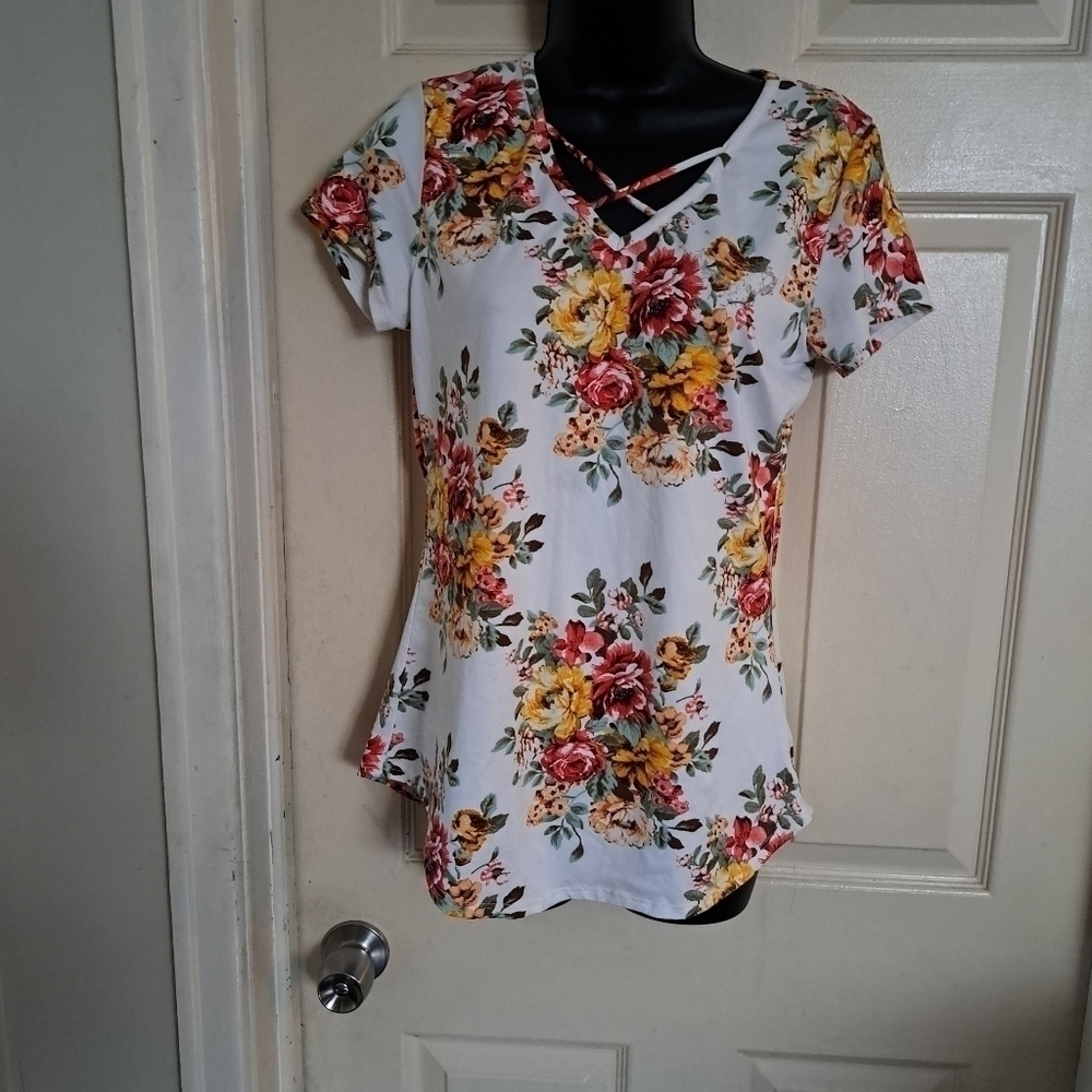 Just be criss cross floral T-shirt size small